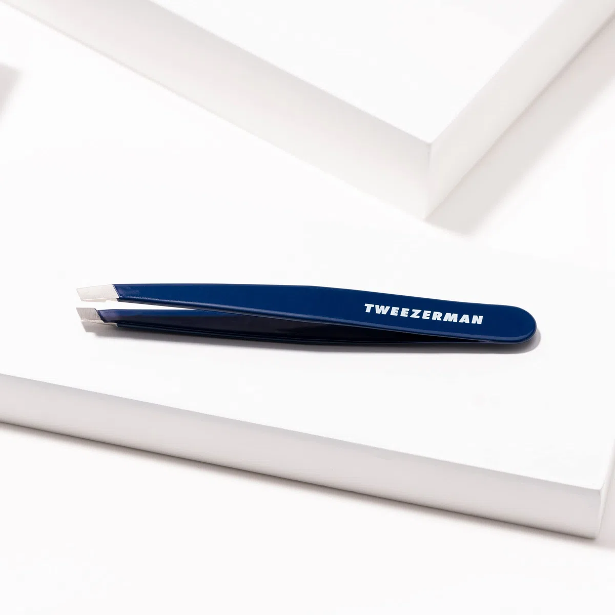 Tweezerman Pince à épiler exclusive Evening Blue Slant - Pince à épiler en acier inoxydable