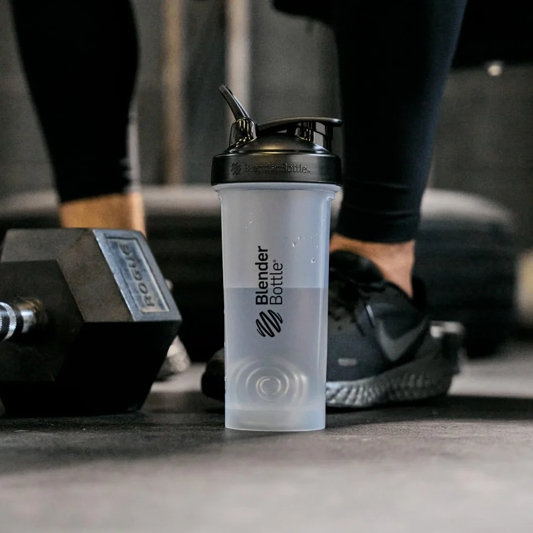 BlenderBottle Shaker Classic V2 avec Boule en Acier Inoxydable, Parfait pour Les Boissons protéinées, Passe au Lave-Vaisselle, 830 ML, Transparent/Noir