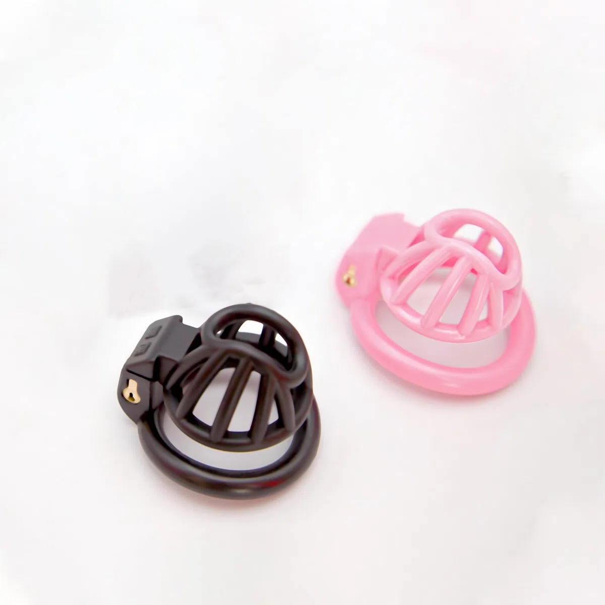 Cage Chastetée Sex Toýs Homme Cage de Chasteté Pénis avec 4 Anneaux Courbés de Tailles Différentes Ceintures de Chasteté avec Serrure Invisible pour Hommes Adultes Sissy Chastity Cage (Black,L)