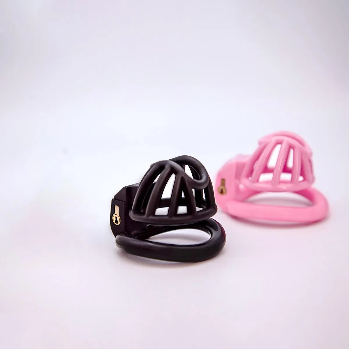 Cage Chastetée Sex Toýs Homme Cage de Chasteté Pénis avec 4 Anneaux Courbés de Tailles Différentes Ceintures de Chasteté avec Serrure Invisible pour Hommes Adultes Sissy Chastity Cage (Black,L)
