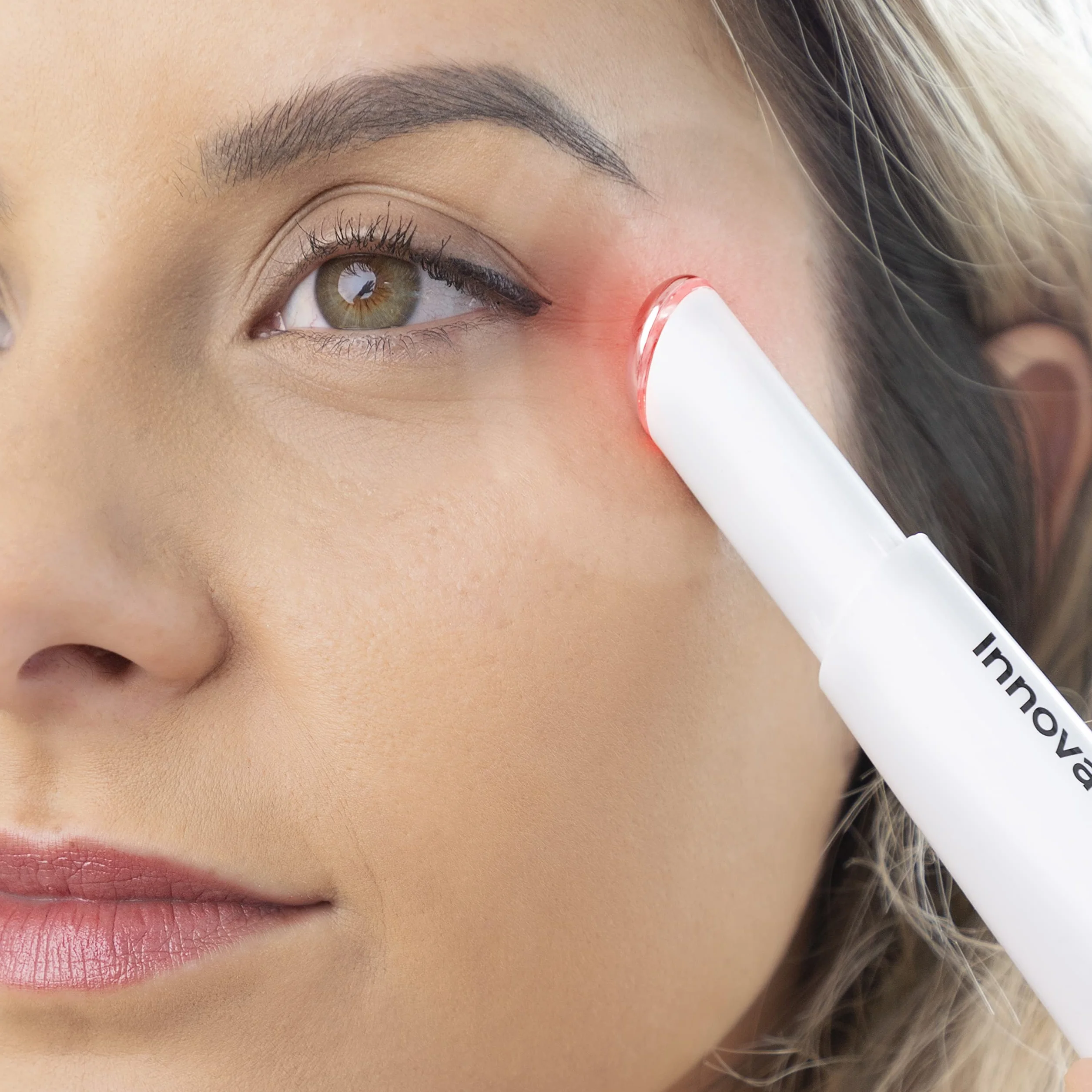 InnovaGoods - Masseur Mini Oculaire Anti-âge 3-en-1 avec Photothérapie, Thermothérapie, Vibrothérapie, Effet Lifting, Portable, Rechargeable par USB, Multicolore, Mediano, Plastique