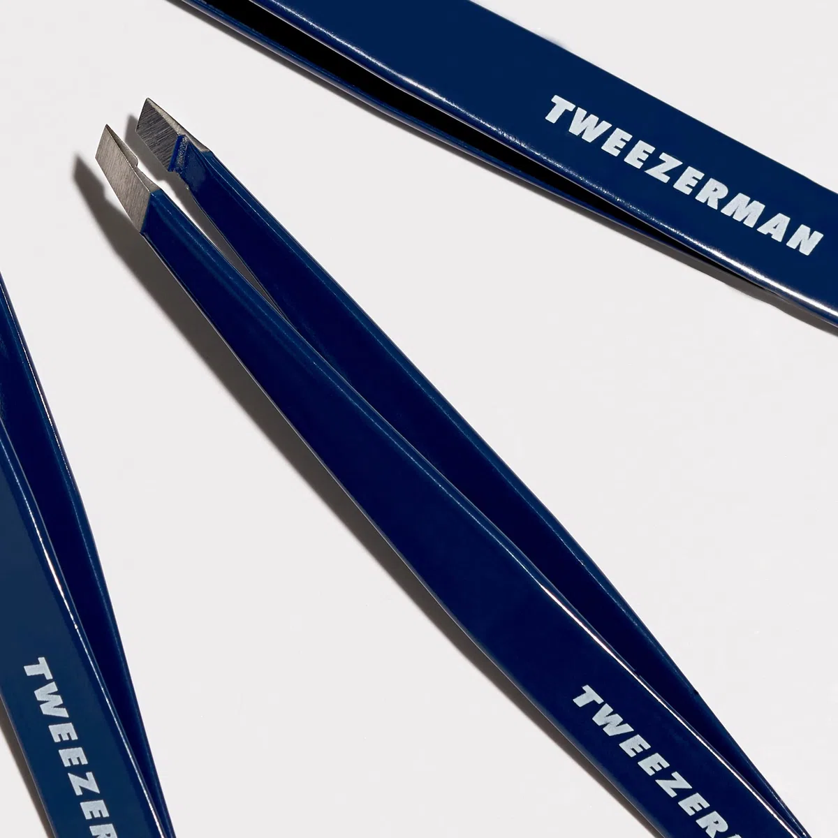 Tweezerman Pince à épiler exclusive Evening Blue Slant - Pince à épiler en acier inoxydable