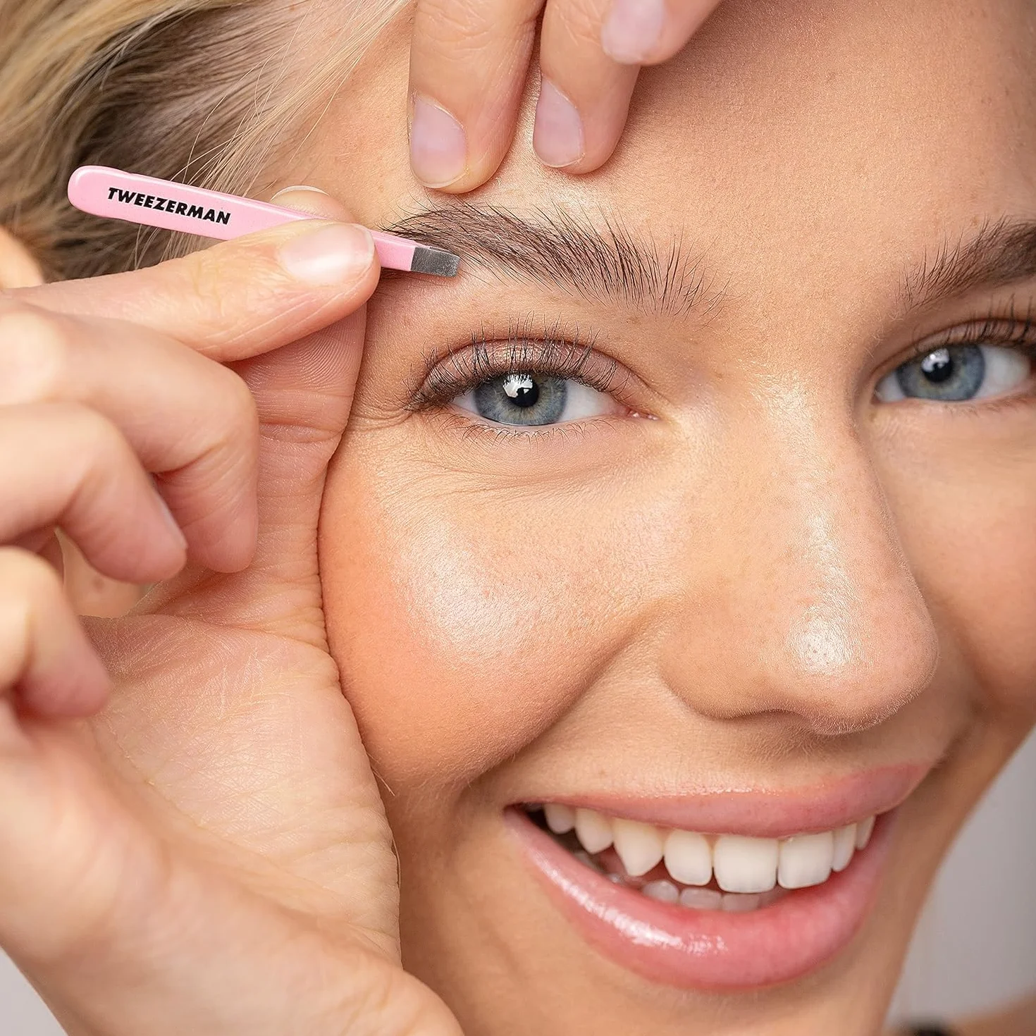 TWEEZERMAN Micro Mini kit de pince à épilers (3 pièces, taille voyage pour épiler les sourcils, pointe droite, biseautée et de précision), Rose