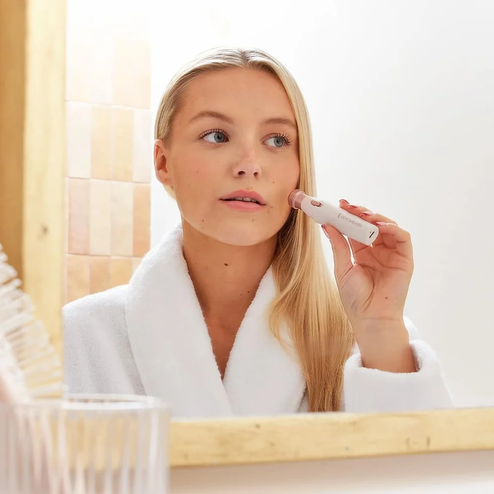 Remington Epilateur pour visage femme 2en1:rasoir électrique et tondeuse à sourcils BareMe épilation lèvre supérieure, menton, joues, étanche, lumière LED, USB-C, brosse, capuchon protecteur WFS200