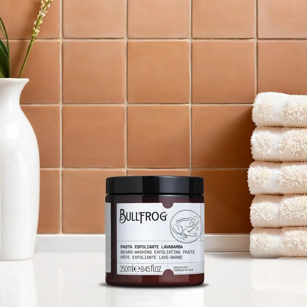 Bullfrog New Pâte Exfoliante Lavage de Barbe 250ml - Nettoyant Exfoliant aux Granules de Sucre, Anti-Odeurs, Parfum Lavande et Vétiver, Action Délicate et Naturelle, Fabriqué en Italie