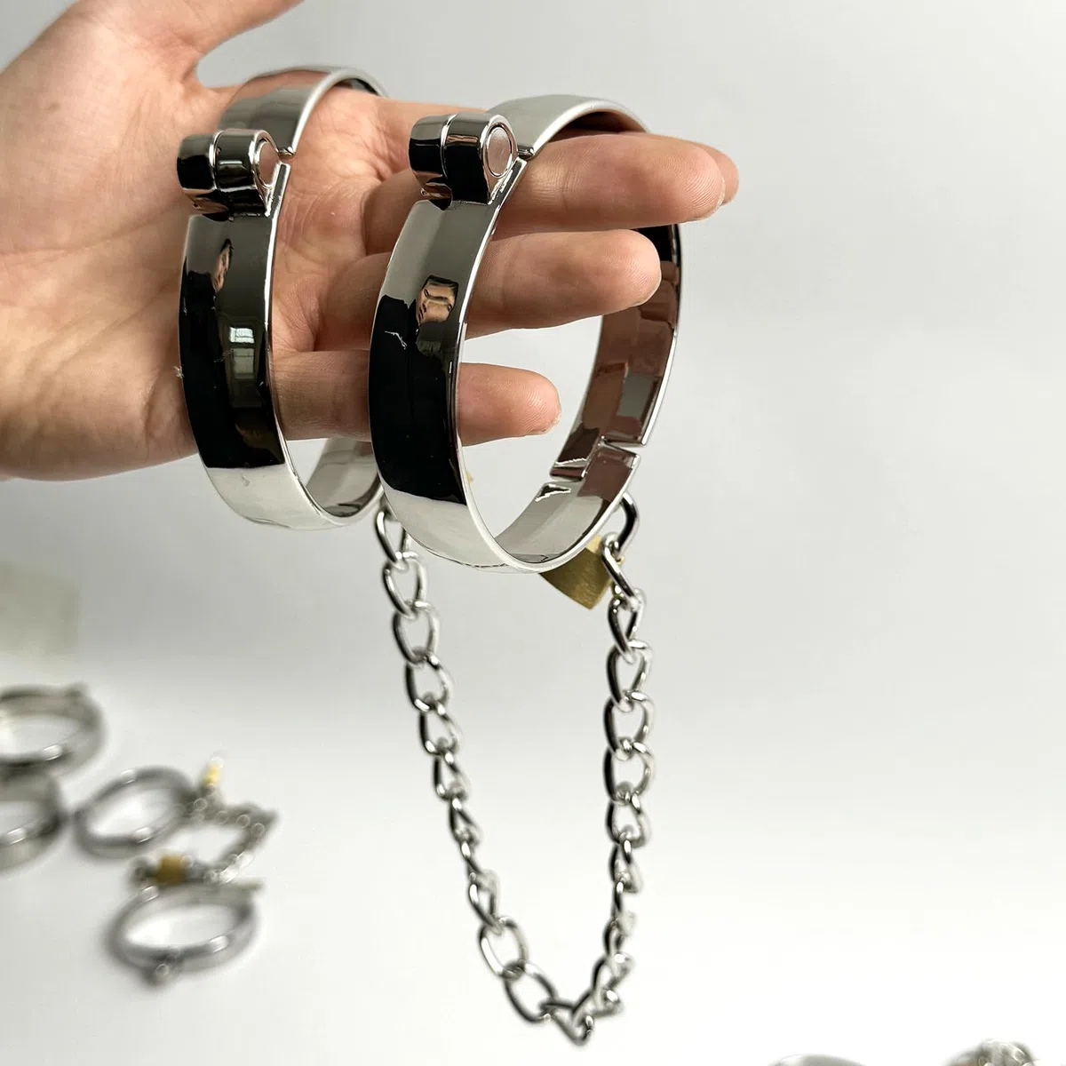 Argent métal Menottes de cheville ovales DIØ73-92mm polir bondage Av.chaîne | YILUQIFLY BDSM Cosplay Verrouillable SUBS sclaves femmes hommes restraint handcuffs adulte fetisch Jeu de rôle contraintes