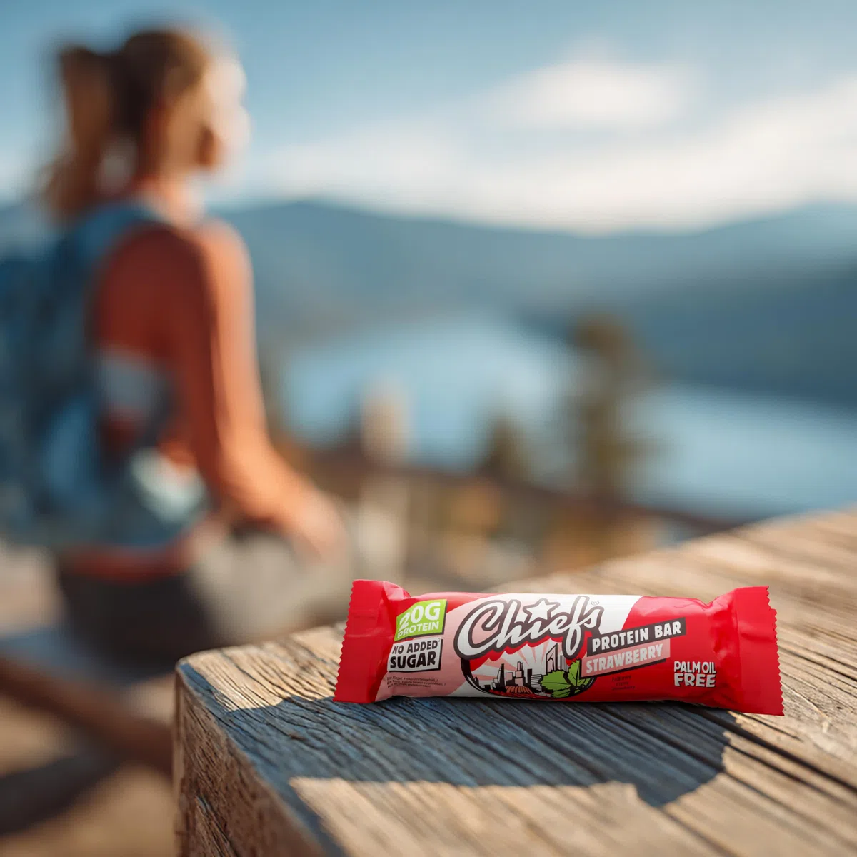 Chiefs Protein Bar (Strawberry) • Barre protéinée premium avec 20g de protéines & 209 kcal par barre • Sans sucre ajouté • Barre protéinée low sugar • Goût de Strawberry • Pack de 12 (12 x 55g)