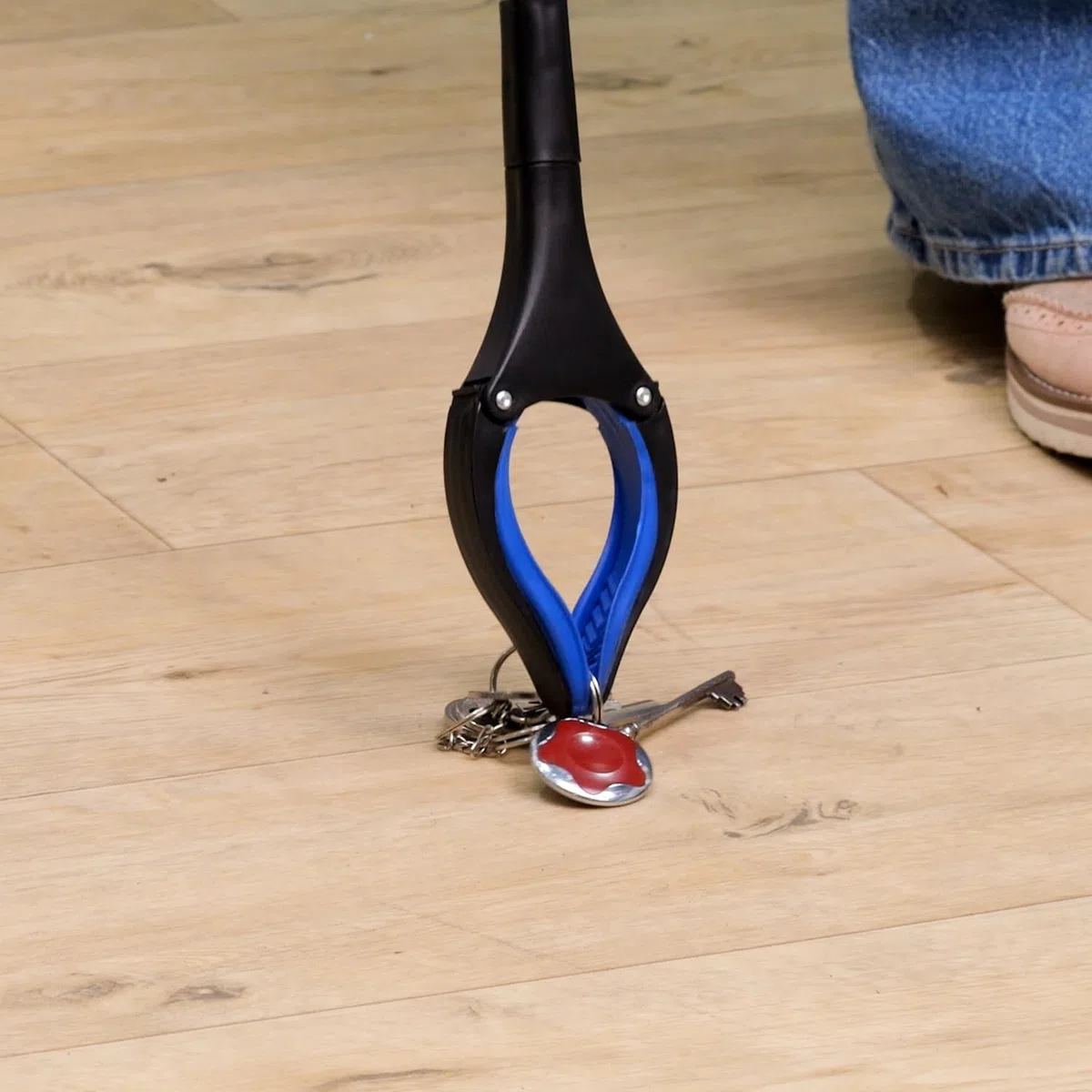 Pince de Préhension Précision - Outil de Ramassage pour Séniors et Handicapés - Mâchoires Souples et Antidérapantes - Bras Télescopique Rotatif - Longueur 81cm - Hygiène et Santé