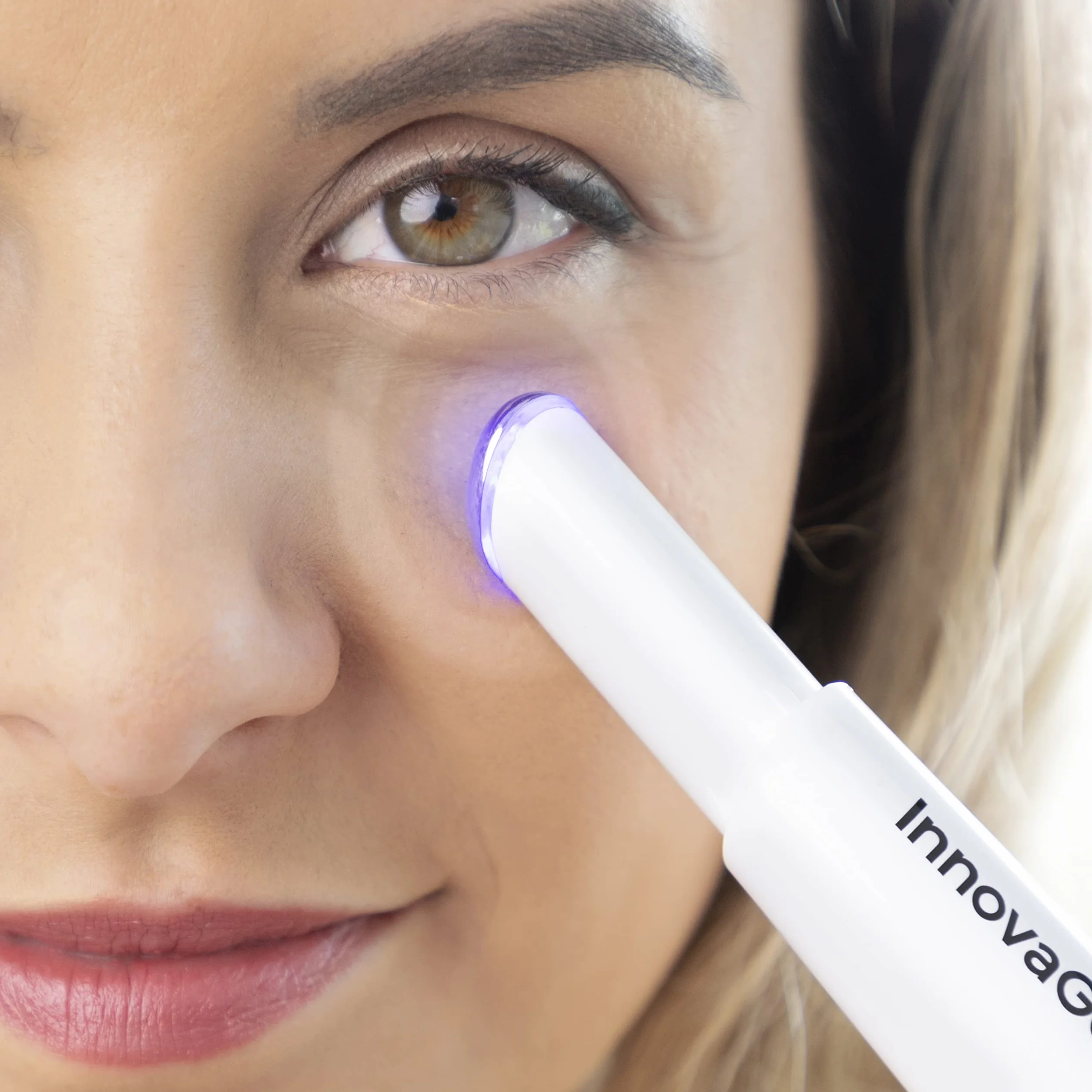 InnovaGoods - Masseur Mini Oculaire Anti-âge 3-en-1 avec Photothérapie, Thermothérapie, Vibrothérapie, Effet Lifting, Portable, Rechargeable par USB, Multicolore, Mediano, Plastique