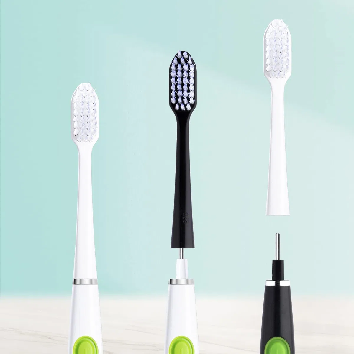 GUM SONIC DAILY Brosse à dents sonique électrique à piles | Pour un nettoyage en douceur et en profondeur | 1x brosse à dents, 2x têtes de brosse de rechange, 1x pile AAA (Noir)