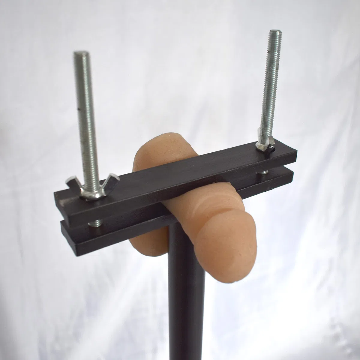 Pranger à pénis debout – CBT Écraseur, Presse & Humbler | Meuble BDSM debout – Ballcrusher, Humbler & Entrave SM Bondage – Serre-joint et Presse pour sessions CBT & Pranger intenses