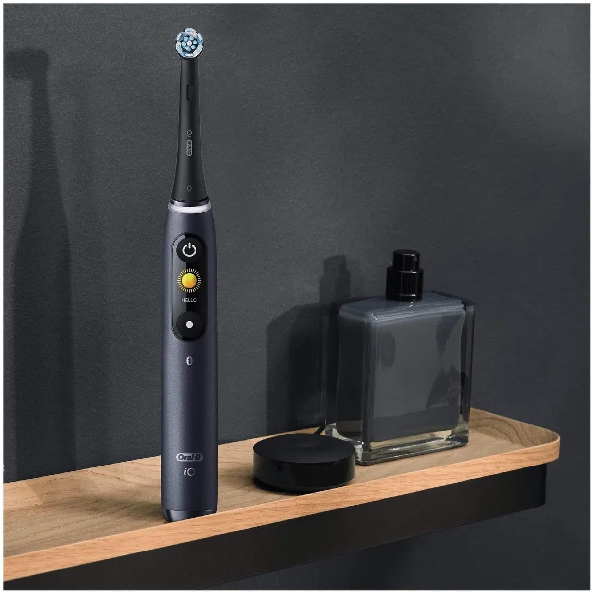 Oral-B iO Series 8s Brosse à Dents Électrique Rechargeable avec 1 Manche Intelligence Artificielle, Noir, 1 Brossette et 1 Pochette Magnétique, 5 Modes Dont Blancheur et Soin des Gencives