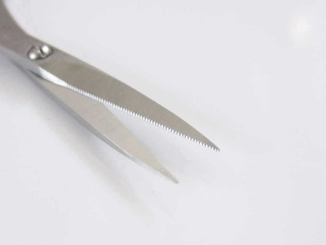 Seki EDGE SS-902 | Made in Japan | Ciseaux à barbe dentelés | Ciseaux de précision ergonomiques en acier inoxydable | Lames fines affûtées à la main | 12,4 x 5,1 x 0,6 cm