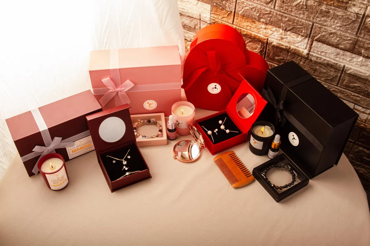 Cadeau pour ma femme - Coffret cadeau - gourmette femme : Bracelet Diffuseur Huile Essentielle 19 cm Artisanal naturel+ 5ml huile essentielle (rose,lavande) + Miroir poche + Bougie parfumée végétale