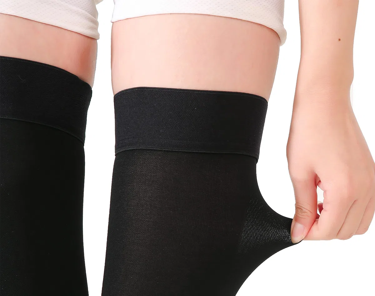 TOFLY Bas de compression à cuisse haute, opaque, soutien ferme Compression de gradient de 20-30 mmHg avec bande de silicone, bas de compression à bout ouvert, gonflement du traitement, Noir L