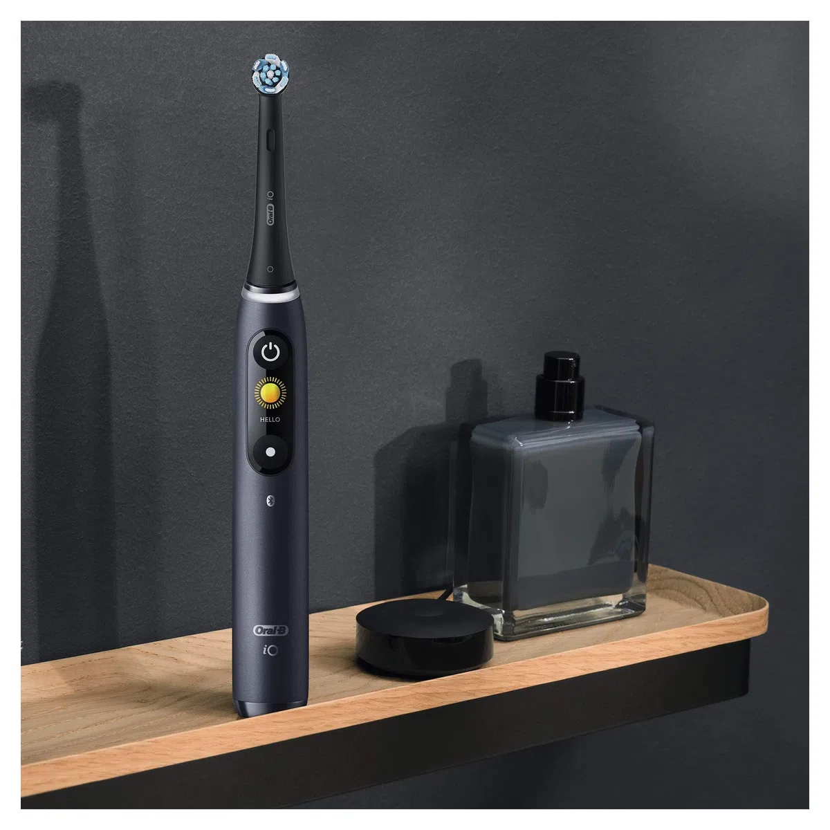 Oral-B iO Series 8s Brosse à Dents Électrique Rechargeable avec 1 Manche Intelligence Artificielle, Noir, 1 Brossette et 1 Pochette Magnétique, 5 Modes Dont Blancheur et Soin des Gencives