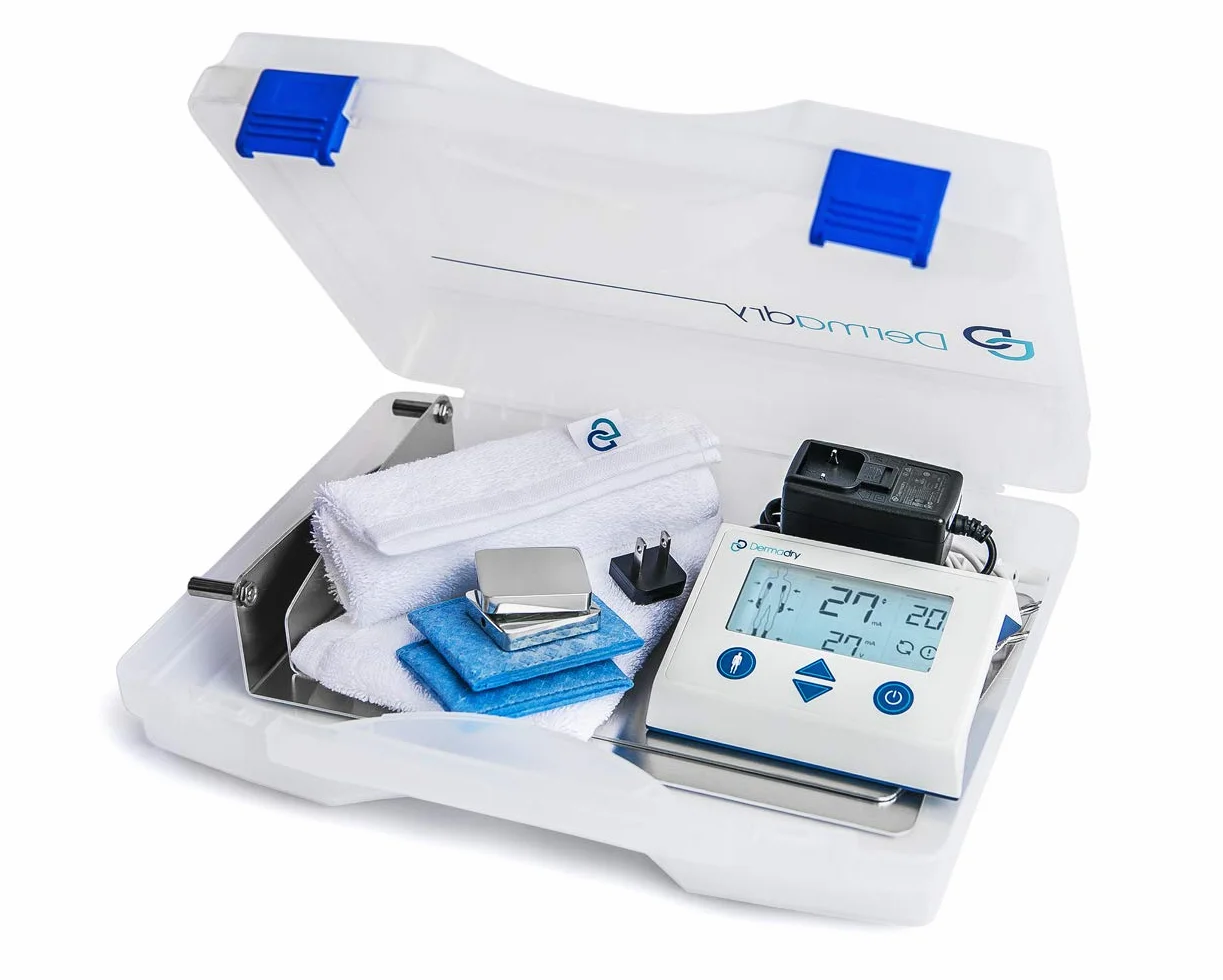 Dermadry Total - Appareil à ionophorèse pour le traitement de l'hyperhidrose - Traitement contre la transpiration excessive - Un traitement efficace et économique pour mains, pieds et aisselle.