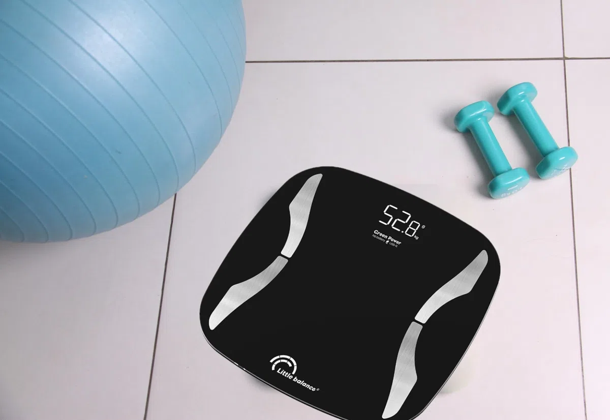LITTLE BALANCE 8651 Soft 4 USB-R, Impédancemètre connecté sans pile, Rechargeable USB, Réparable, 180 kg, Noir