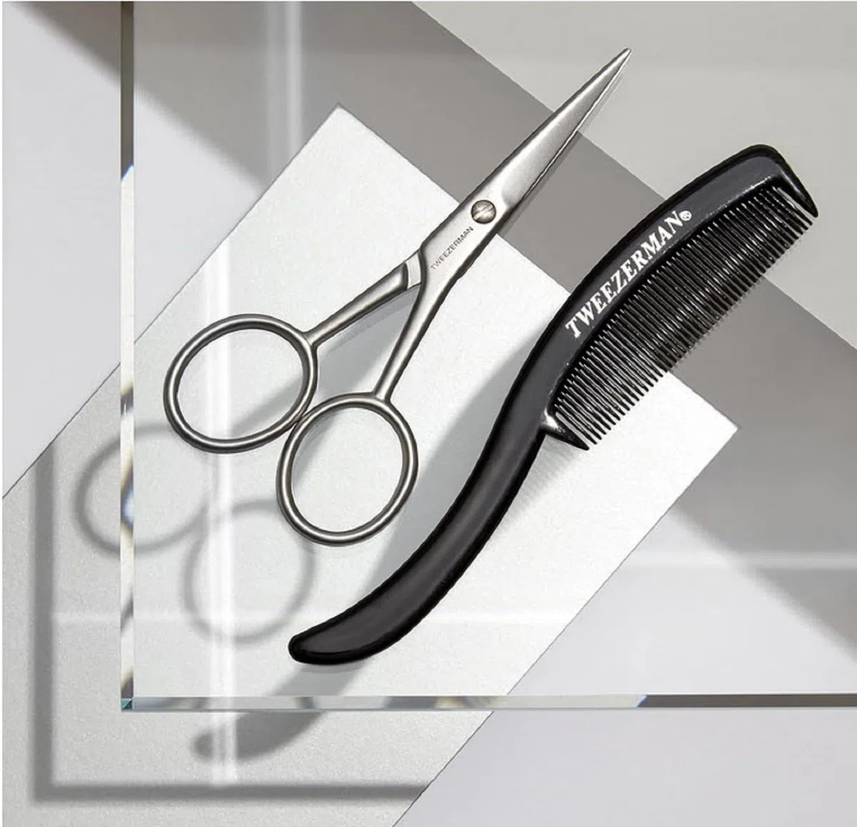 TWEEZERMAN Ciseaux à barbe et peigne à barbe (Moustache Scissors & Comb Set, Trim and Cutting, Ergonomic Design), argent