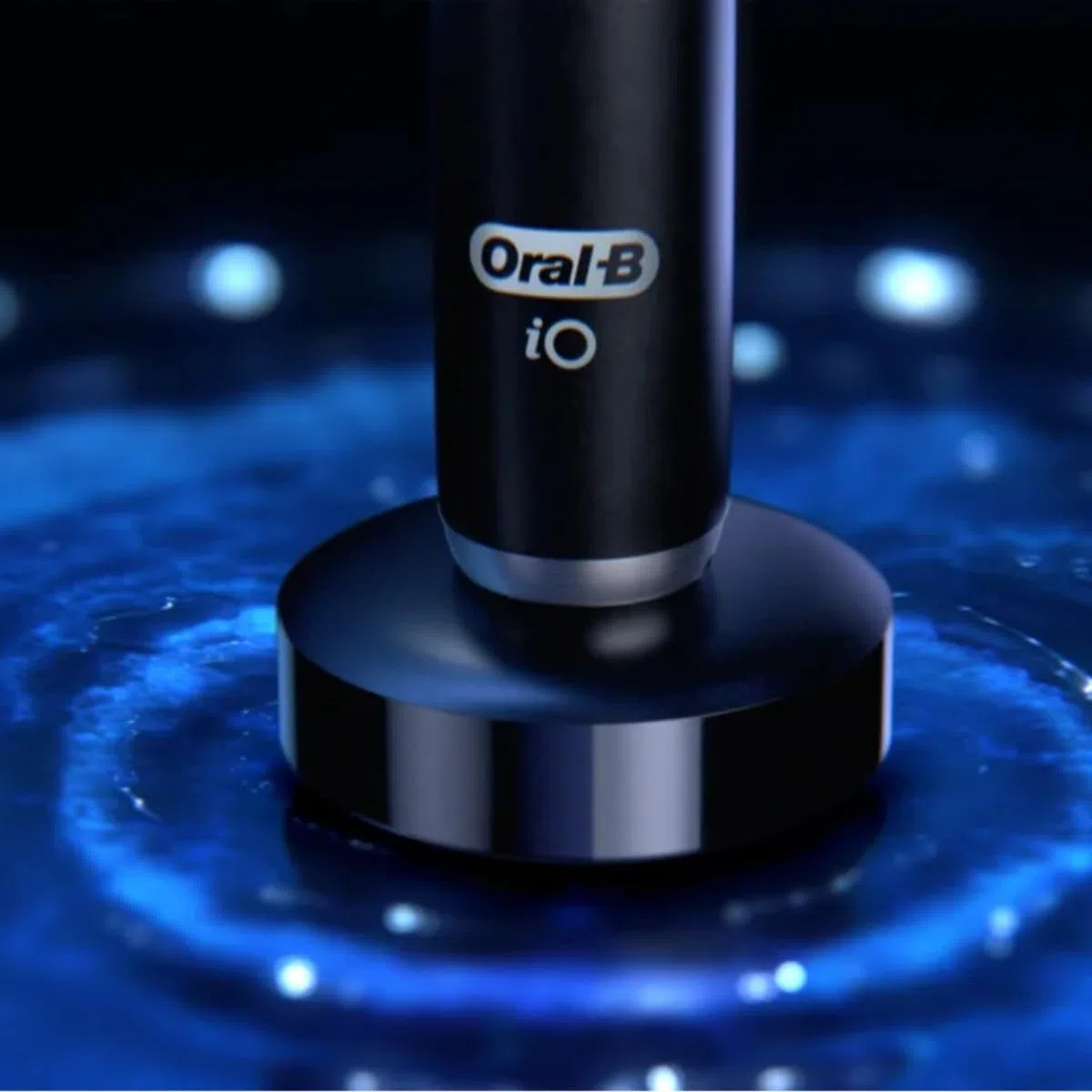 Oral-B iO Series 9 Brosse à dents électrique, 2 brossettes, 7 modes de brossage pour les soins dentaires, analyse 3D, écran couleur et étui de voyage de charge, conçue par Braun, onyx noir