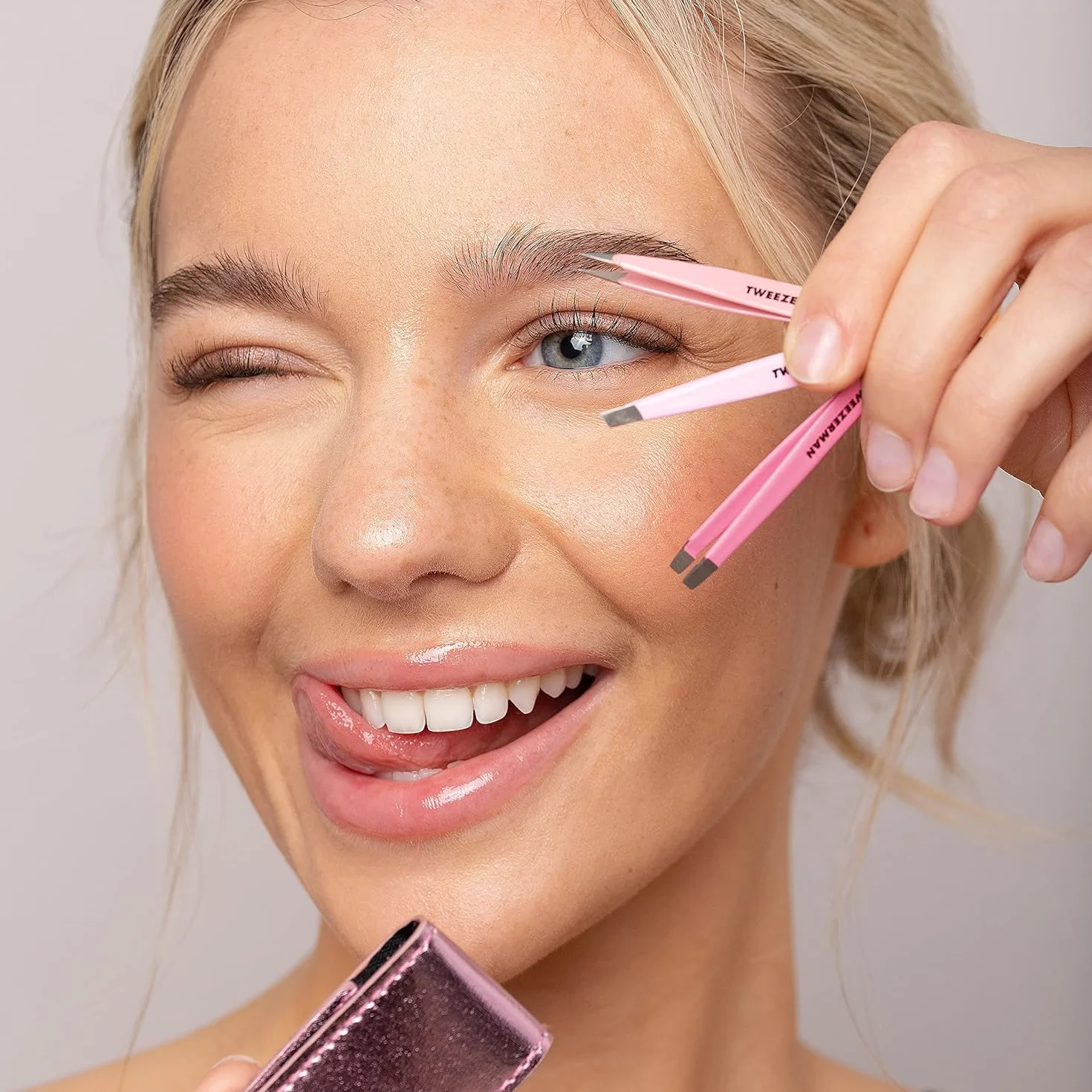 TWEEZERMAN Micro Mini kit de pince à épilers (3 pièces, taille voyage pour épiler les sourcils, pointe droite, biseautée et de précision), Rose