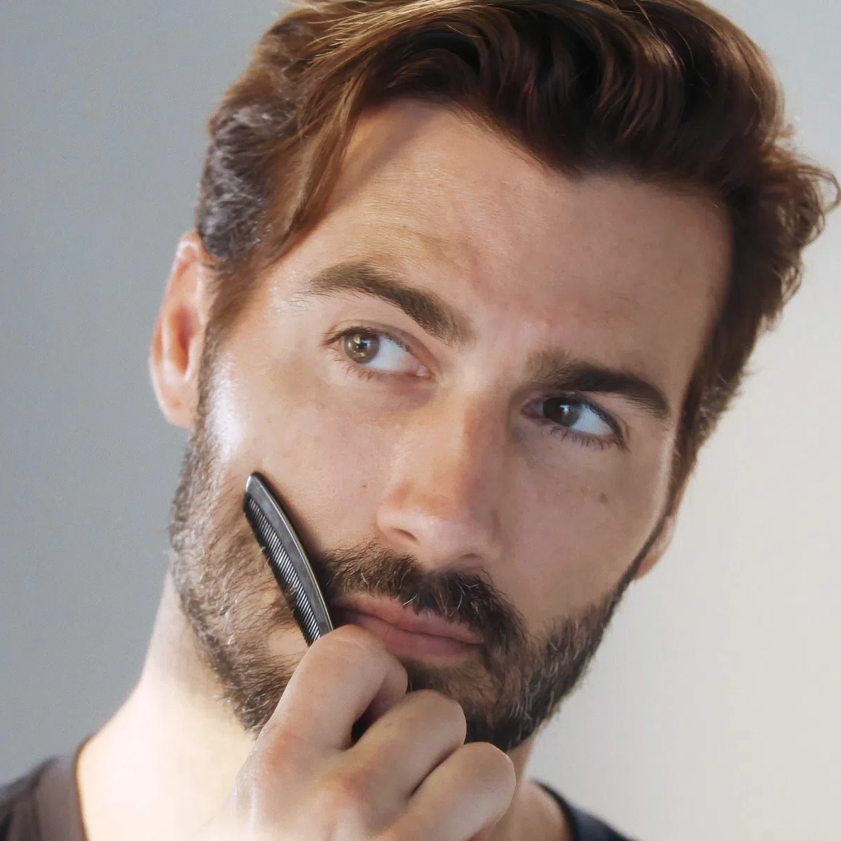 TWEEZERMAN Ciseaux à barbe et peigne à barbe (Moustache Scissors & Comb Set, Trim and Cutting, Ergonomic Design), argent