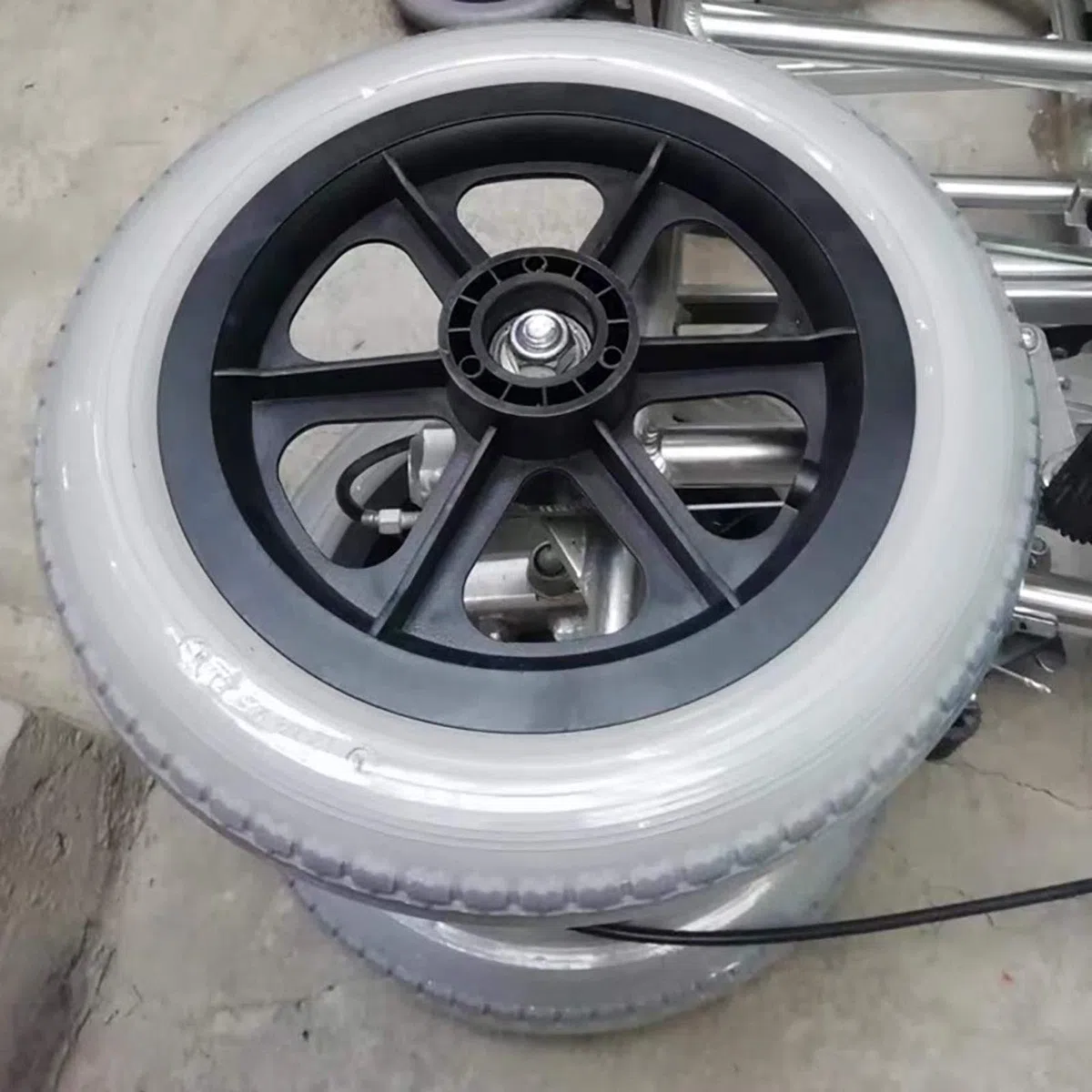 12 Pouces roulettes de Roulette arrière en Caoutchouc Solide Assemblage, Roue de Fauteuil Roulant antidérapante avec roulement en métal Noir, Gris 1 Paire