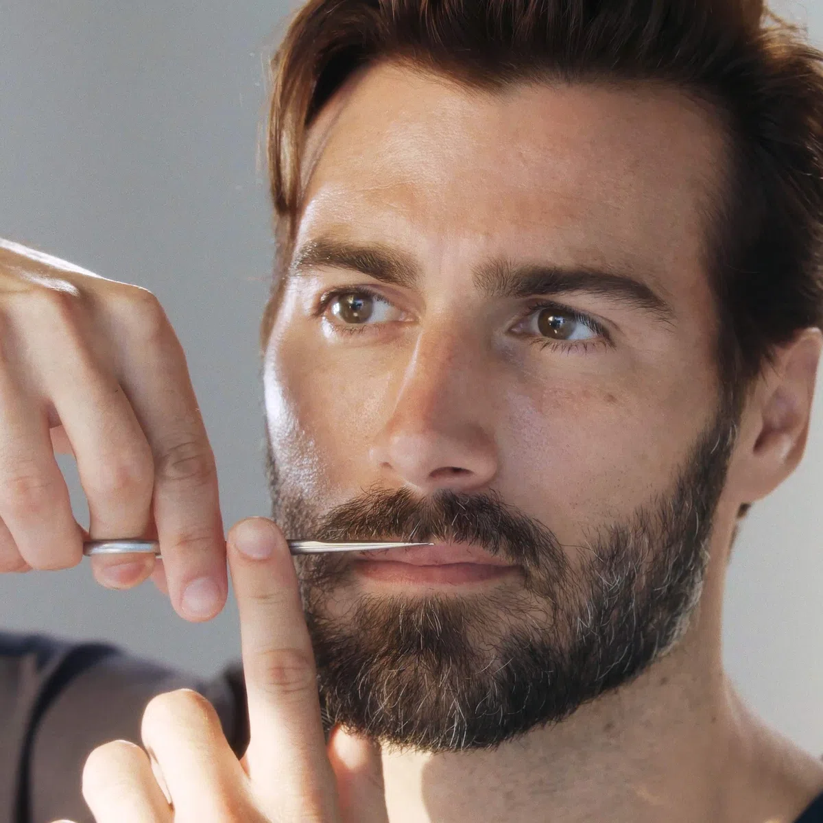 TWEEZERMAN Ciseaux à barbe et peigne à barbe (Moustache Scissors & Comb Set, Trim and Cutting, Ergonomic Design), argent