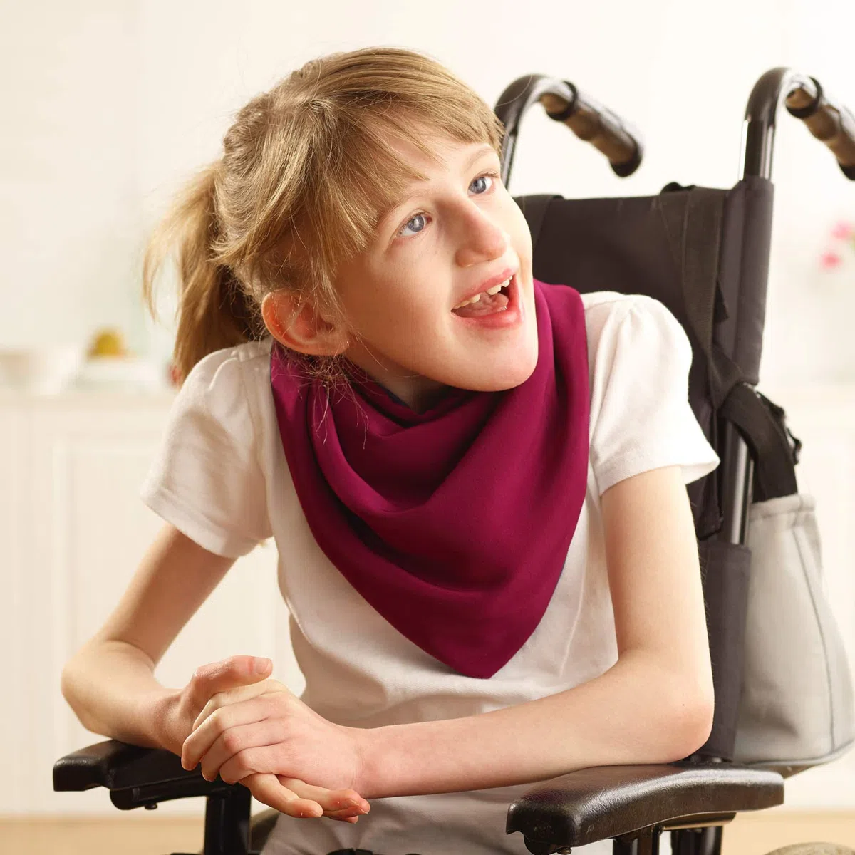 Care Designs Bavoir foulard pour adulte | Bavoirs imperméables pour adultes et personnes âgées lavables | Style écharpe élégante et digne pour adultes personnes âgées handicapés hommes et femmes |