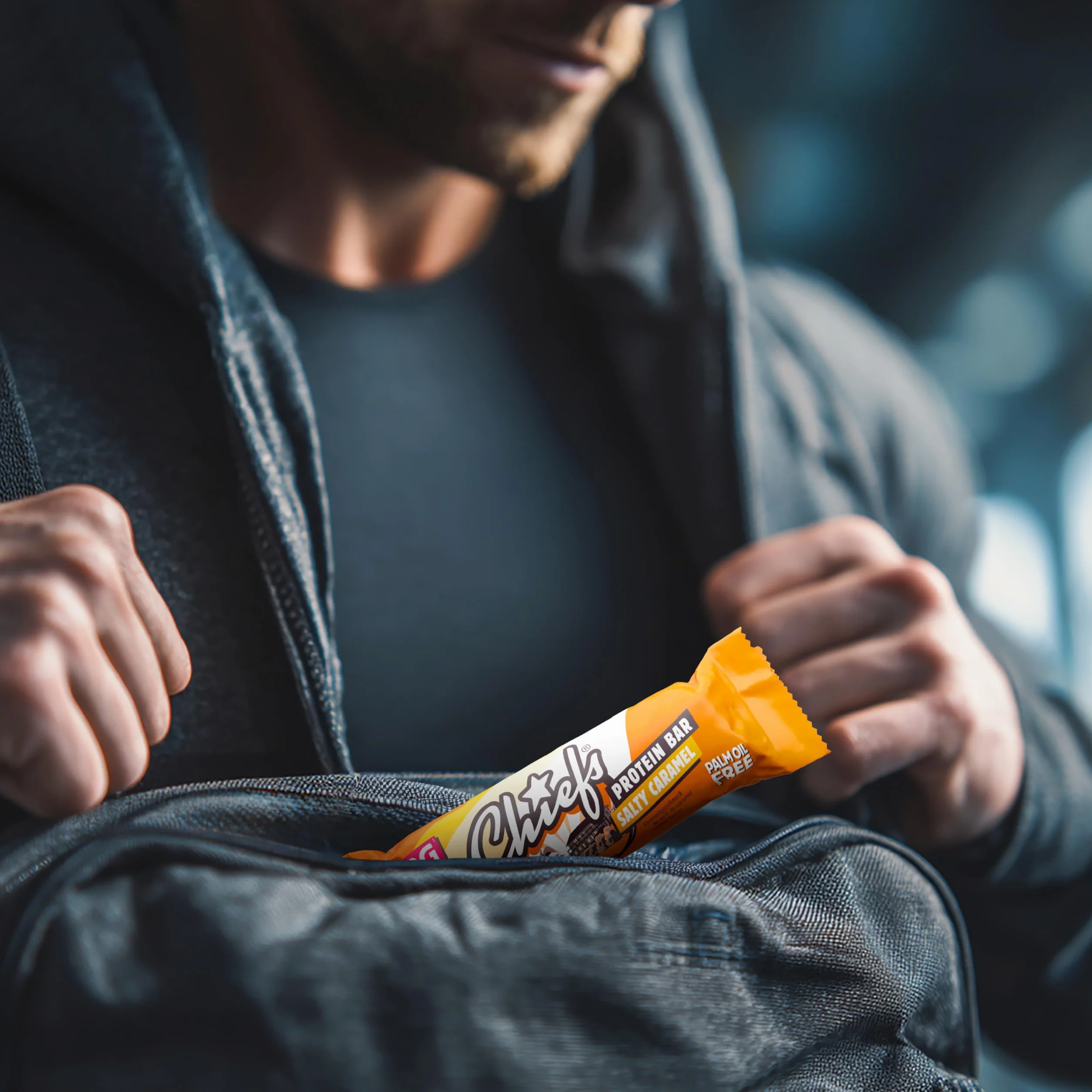 Chiefs Protein Bar (Salty Caramel) • Barre protéinée premium avec 20g de protéines & 214 kcal par barre • Sans sucre ajouté • Barre protéinée low sugar • Goût de Salty Caramel • Pack de 12 (12 x 55g)