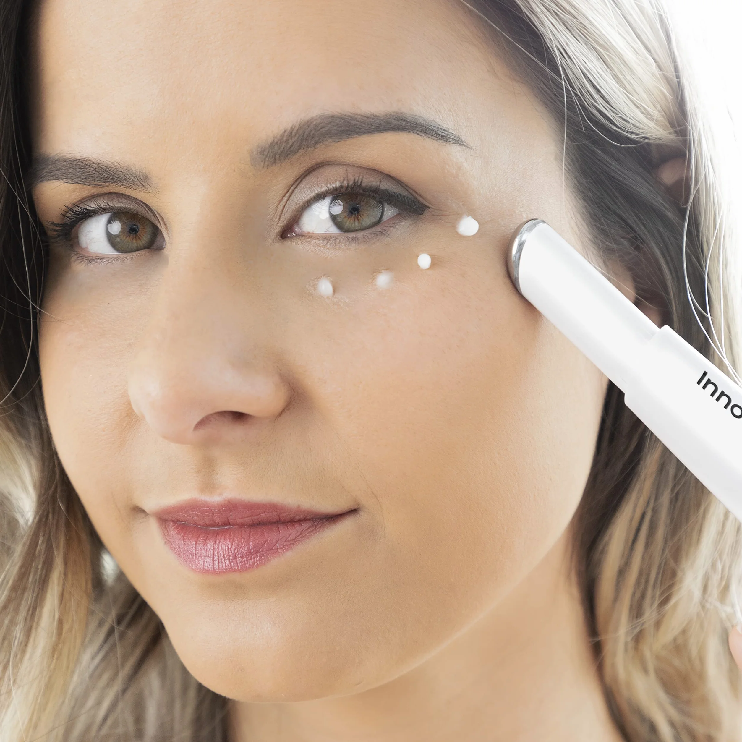 InnovaGoods - Masseur Mini Oculaire Anti-âge 3-en-1 avec Photothérapie, Thermothérapie, Vibrothérapie, Effet Lifting, Portable, Rechargeable par USB, Multicolore, Mediano, Plastique