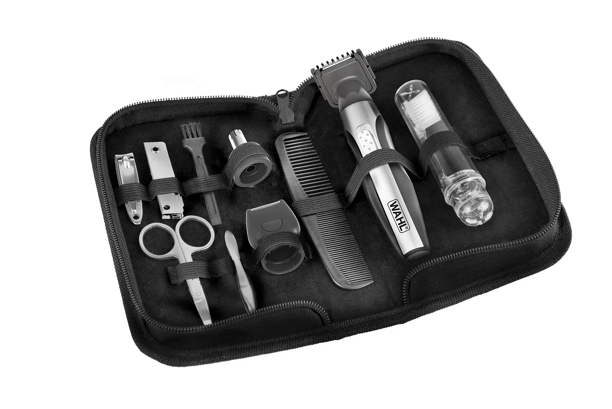 D�couvrez le kit de voyage WAHL TRAVEL KIT DELUXE, votre compagnon essentiel pour rester impeccable en d�placement. Ce kit complet comprend une tondeuse de pr�cision avec quatre hauteurs de coupe pour