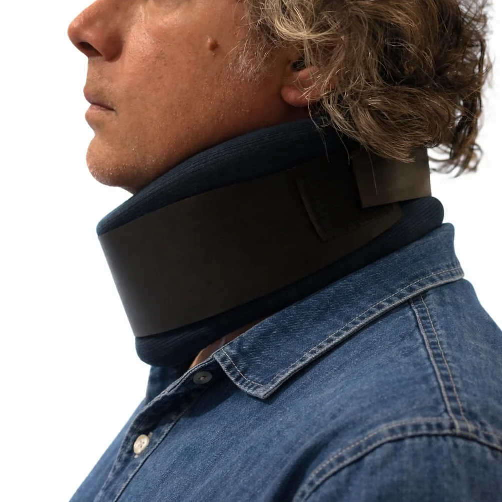 Collier cervical souple - Support de cou avec plaque en polyéthylène réglable, pour plus de rigidité ou de flexibilité - Soulage les douleurs cervicales et de la colonne vertébrale - Bleu