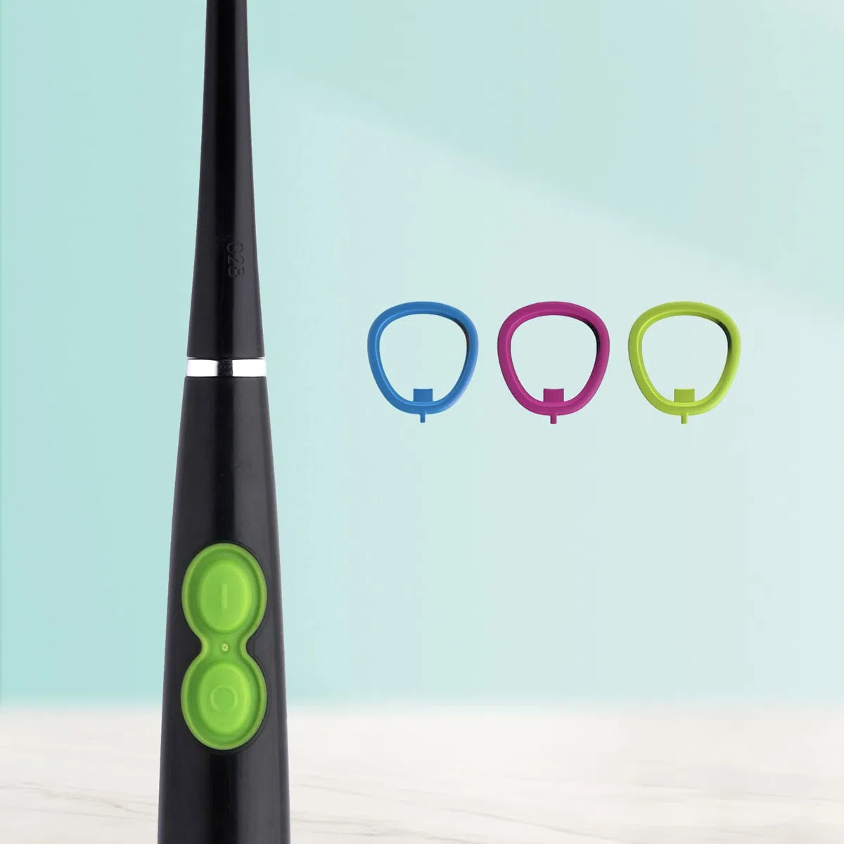 GUM SONIC DAILY Brosse à dents sonique électrique à piles | Pour un nettoyage en douceur et en profondeur | 1x brosse à dents, 2x têtes de brosse de rechange, 1x pile AAA (Noir)