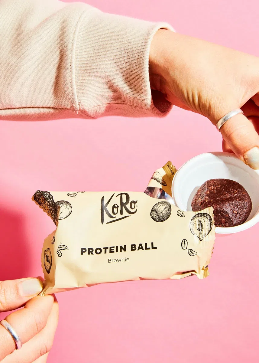 KoRo - Protein Ball saveur Brownie 14 x 30 g - Source de protéines végétales (16g/100g) - À base de dattes et de cacao - Snack vegan