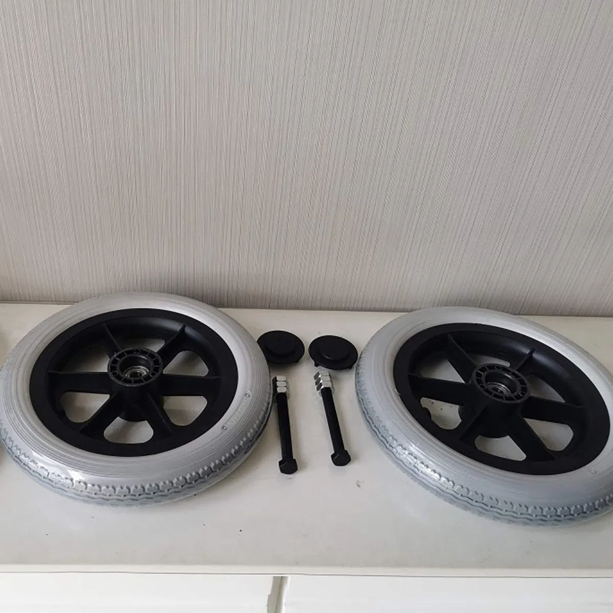 12 Pouces roulettes de Roulette arrière en Caoutchouc Solide Assemblage, Roue de Fauteuil Roulant antidérapante avec roulement en métal Noir, Gris 1 Paire