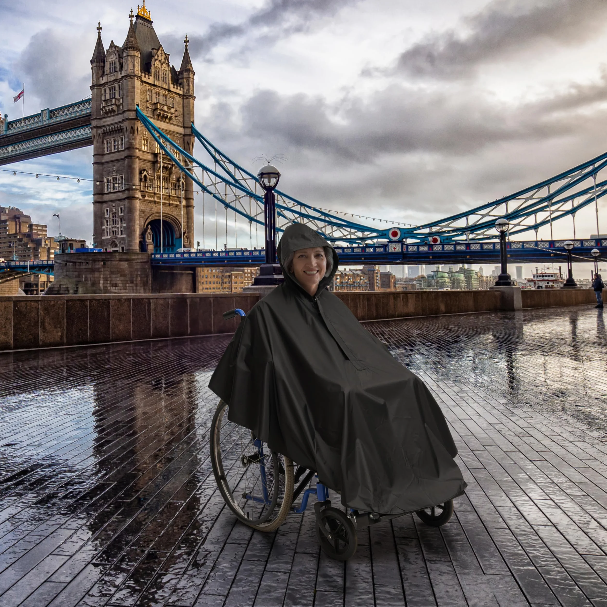 BRAMBLE - Poncho Imperméable Universel Premium avec Capuche pour Fauteuil Roulant