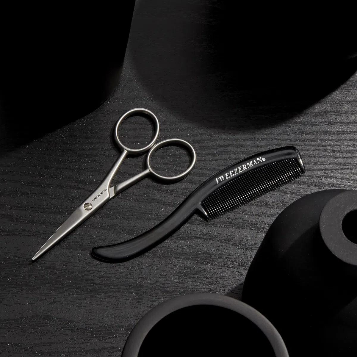 TWEEZERMAN Ciseaux à barbe et peigne à barbe (Moustache Scissors & Comb Set, Trim and Cutting, Ergonomic Design), argent